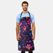 美しい暗いフローラデザイン エプロン (着用した状態)