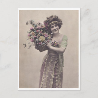 美しい服を着たレトロの若い女性 ポストカード