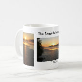 美しい朝の霧の湖マグ コーヒーマグカップ (正面左)