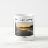 美しい朝の霧の湖マグ コーヒーマグカップ (中央)