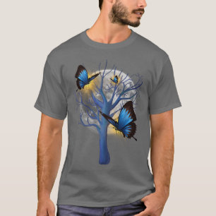 美しい木に魅了された蝶 Tシャツ