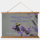 美しい木製の吊るしタペストリー　野生と自由なものすべて　ツバメハチ　ラベンダー 吊り下げ型タペストリー (正面)