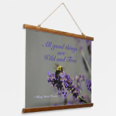 美しい木製の吊るしタペストリー　野生と自由なものすべて　ツバメハチ　ラベンダー 吊り下げ型タペストリー (傾斜あり)