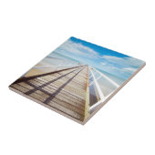 美しい木製の桟橋、ドック、ビーチ、青い空 タイル (側面)