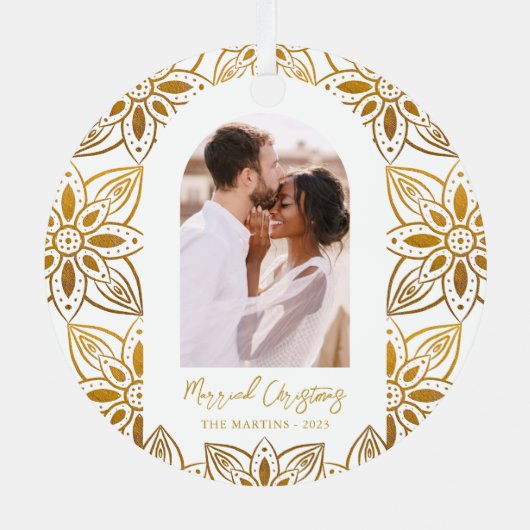 美しい植物性結婚したクリスマス写真アーチ メタルオーナメント (裏面)