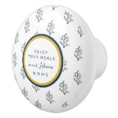 美しい水の色のコーラルオンホワイトビーチコテージ  セラミックノブ (右)