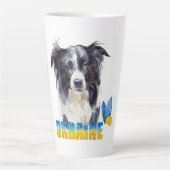 美しい水の色ウクライナ犬と蝶 カフェラテマグ (正面)