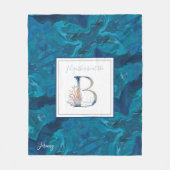 美しい海岸勾配の青いサンゴのモノグラム  フリースブランケット (正面)