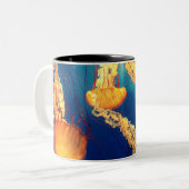 美しい海洋生物:ゴールデンクラゲ ツートーンマグカップ (正面左)