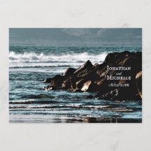 美しい海、波と岩のビーチ結婚式