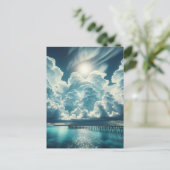 美しい海、波止場、ふわふわした雲 ポストカード (スタンド正面)