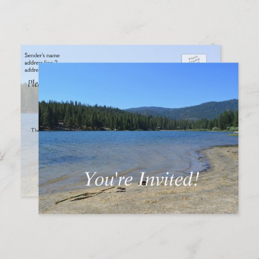 美しい湖、青い空、木立の卒業パーティー インビテーションポストカード (正面/裏面)