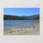 美しい湖、青い空、木立の卒業パーティー インビテーションポストカード (正面)
