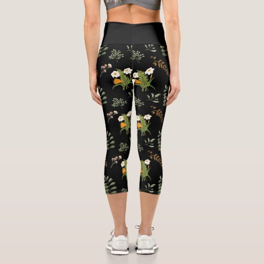 美しい濃いムーディードの植物性プリント カプリレギンス (裏面)