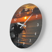 美しい熱帯の夕日 ラージ壁時計 (傾斜)