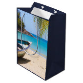 美しい熱帯ビーチとローボート誕生日 ミディアムペーパーバッグ (裏面アングル)