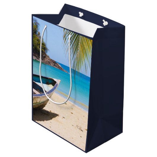 美しい熱帯ビーチとローボート誕生日 ミディアムペーパーバッグ (裏面アングル)