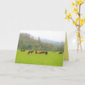 美しい牧場、牛と緑の牧草地、ファームシーン カード (黄色い花)