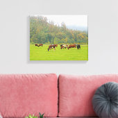 美しい牧場、牛と緑の牧草地、ファームシーン キャンバスプリント (インサイチュ (リビング))