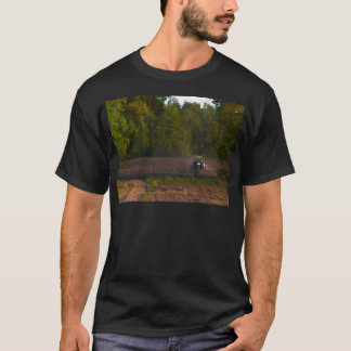 美しい田舎で農地を耕すトラクター Tシャツ