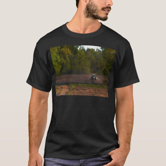 美しい田舎で農地を耕すトラクター Tシャツ (正面)