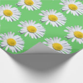 美しい白いデイジーの花で緑の休日の贈り物 ラッピングペーパー (角)