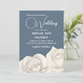 美しい白いバラ、ほこりっぽい青と白結婚の 招待状 (スタンド正面)