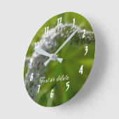 美しい白いワイルドフラワーの開花 パーソナライズされた ラウンド壁時計 (傾斜)