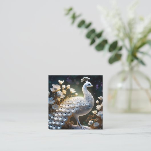 美しい白い孔雀が光を集めている スクエア名刺 (スタンド正面)