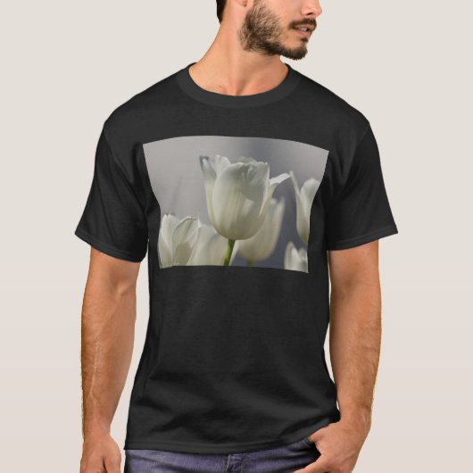 美しい白い春のチューリップ Tシャツ (正面)