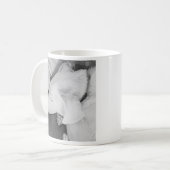 美しい白い犬の睡眠のモノクロ写真 コーヒーマグカップ (正面左)