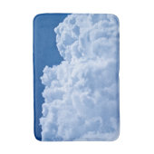 美しい白い腫れぼったい雲と青空 バスマット (正面縦)