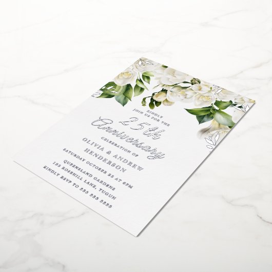 美しい白い花とシルバー 25周年記念 箔招待状 (回転した状態)