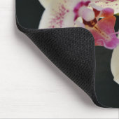 美しい白とピンクの蘭(背景は黒) マウスパッド (コーナー)