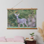 美しい白尾の鹿が畑に 吊り下げ型タペストリー (寝室)