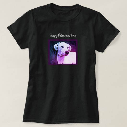 美しい白犬紫色の恋人バレンタインデー Tシャツ (デザイン正面)
