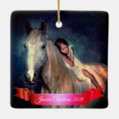 美しい白馬および小さな女の子のクリスマス セラミックオーナメント (裏面)