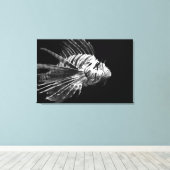 美しい白黒のライオンフィッシュ キャンバスプリント (インサイチュ (ウッドフロア))