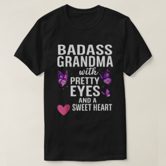 美しい瞳と優しい心を持つ、かっこいいおばあちゃん Tシャツ