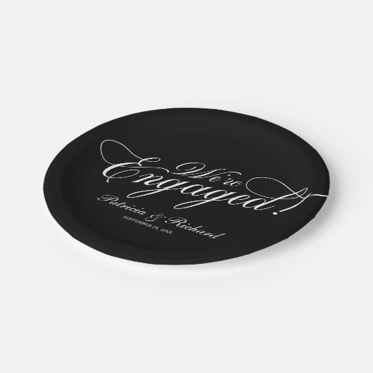 美しい筆記体のエンゲージメントパーティープレート ブラック ペーパープレート (アングル)