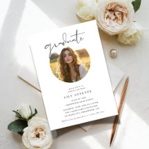 美しい筆記体の楕円形写真を使った卒業パーティーのお知らせ