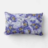 美しい紫と紫のパンジーの花 ランバークッション (正面)