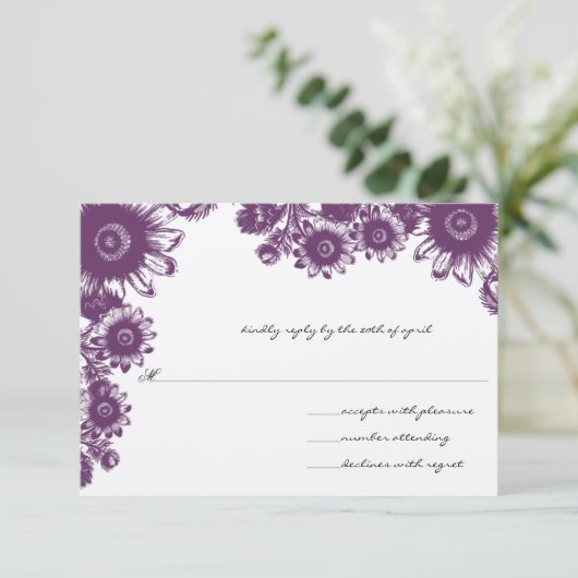 美しい紫のヴィンテージ花結婚式RSVPカード 出欠カード (スタンド正面)