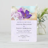 美しい紫の春のクロッカスの写真 招待状 (スタンド正面)