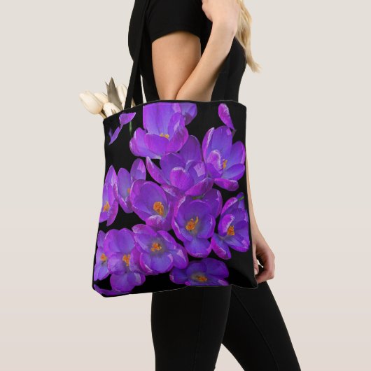 美しい紫の春のクロッカスの花 トートバッグ (クローズアップ)