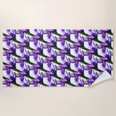 美しい紫の虹彩/白の虹彩の花 ビーチタオル (正面)