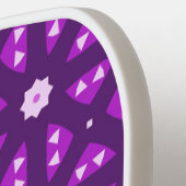 美しい紫色の幾何学的パターン ピックルボールラケット (左詳細)