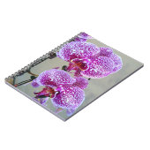 美しい紫色の白い蘭のクローズアップ写真 ノートブック (左側)