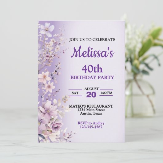 美しい紫色の花の誕生日パーティーへの招待 招待状 (スタンド正面)