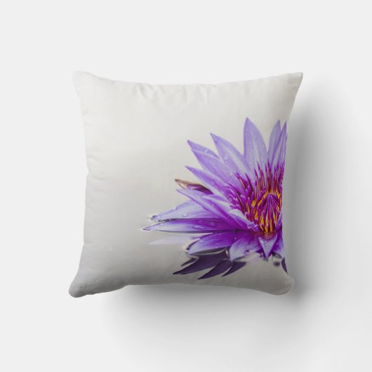 美しい紫色の蓮、風景 クッション (裏面)